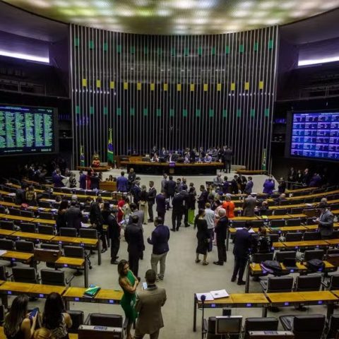 Câmara aprova PEC que autoriza professor a acumular cargos no serviço público