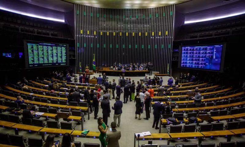 Câmara aprova PEC que autoriza professor a acumular cargos no serviço público