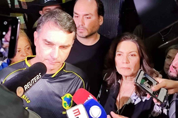 Em vigília, Flavio e Carlos confirmam que Bolsonaro usou uma solda para violar tornozeleira: “pode ter sentido vergonha”
