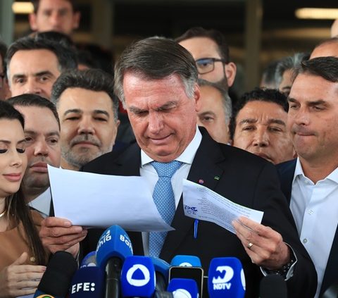 Moraes autoriza PF a interrogar Bolsonaro sobre cofres encontrados no Alvorada