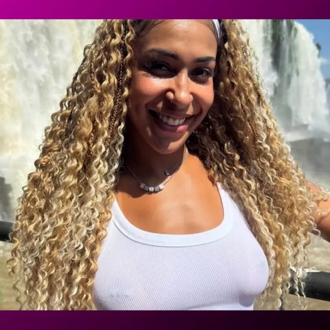 Influencer salta nua de paraquedas e revela motivo; veja fotos