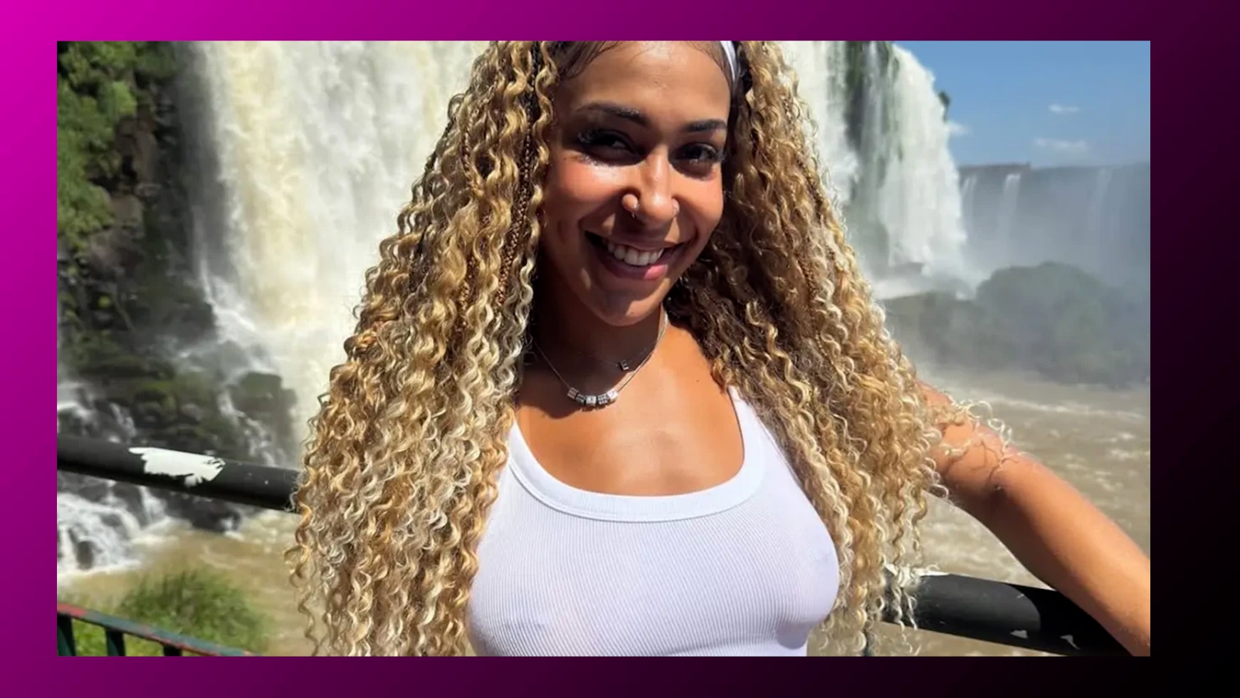 Influencer salta nua de paraquedas e revela motivo; veja fotos