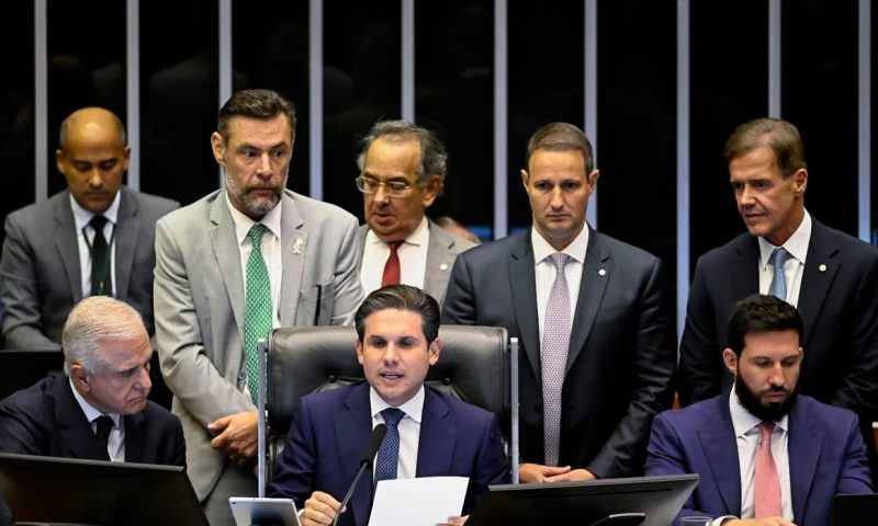 Câmara aprova texto-base  do projeto de lei antifacção,após relator Guilherme Derrite apresentar seis versões