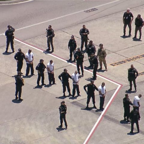 Sob forte escolta, sete chefes do Comando Vermelho são transferidos para presídios federais