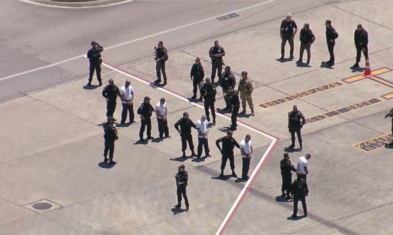 Sob forte escolta, sete chefes do Comando Vermelho são transferidos para presídios federais