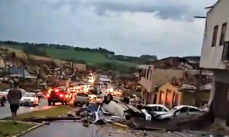 Cinco pessoas morrem após tornado devastar 80% de cidade no interior do Paraná