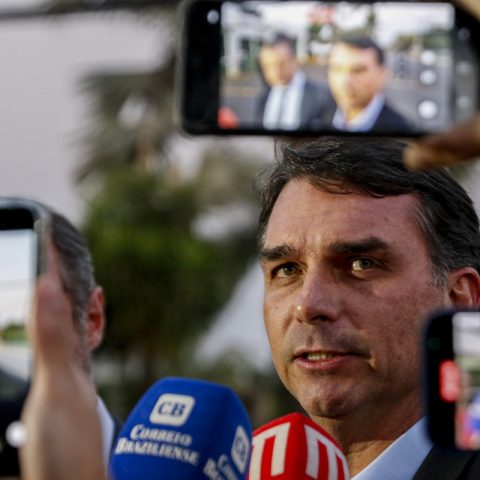 Flávio define anistia como prioridade após ser escolhido para disputa à Presidência pelo pai