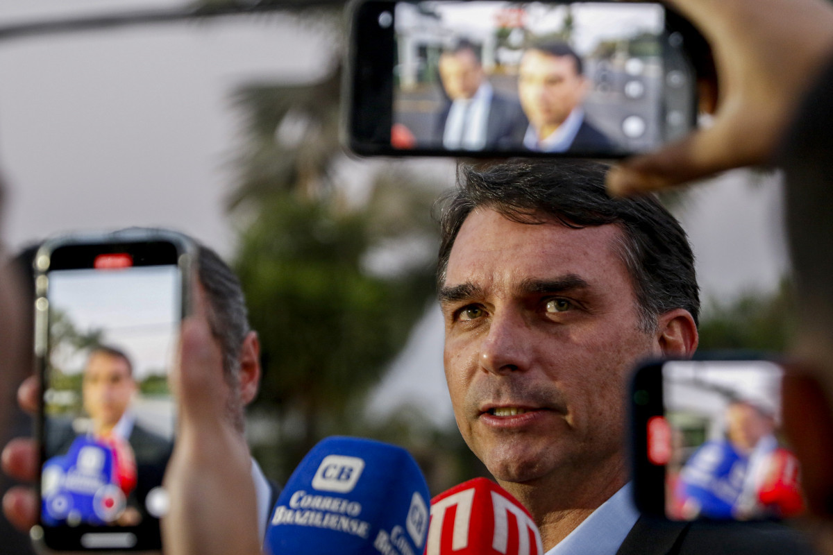 Flávio define anistia como prioridade após ser escolhido para disputa à Presidência pelo pai