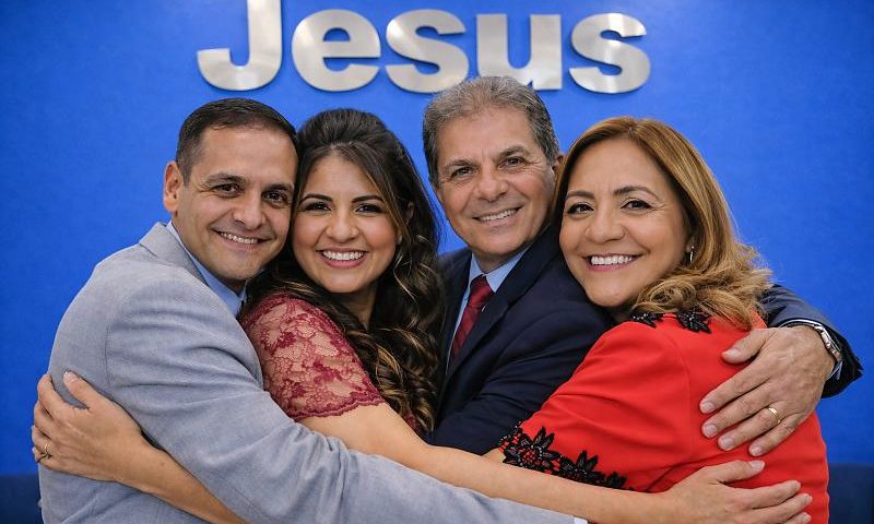 Sexo, poder e traição: Filho de pastor da Assembleia de Deus é acusado de articular sedução da esposa para enfraquecer o pai e assumir igreja
