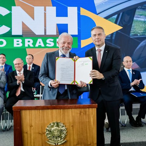 Instrutores autônomos, 2 aulas obrigatórias e 80% mais barata: como ficou a CNH do Brasil