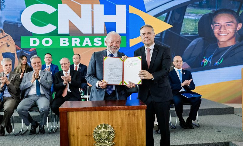 Instrutores autônomos, 2 aulas obrigatórias e 80% mais barata: como ficou a CNH do Brasil
