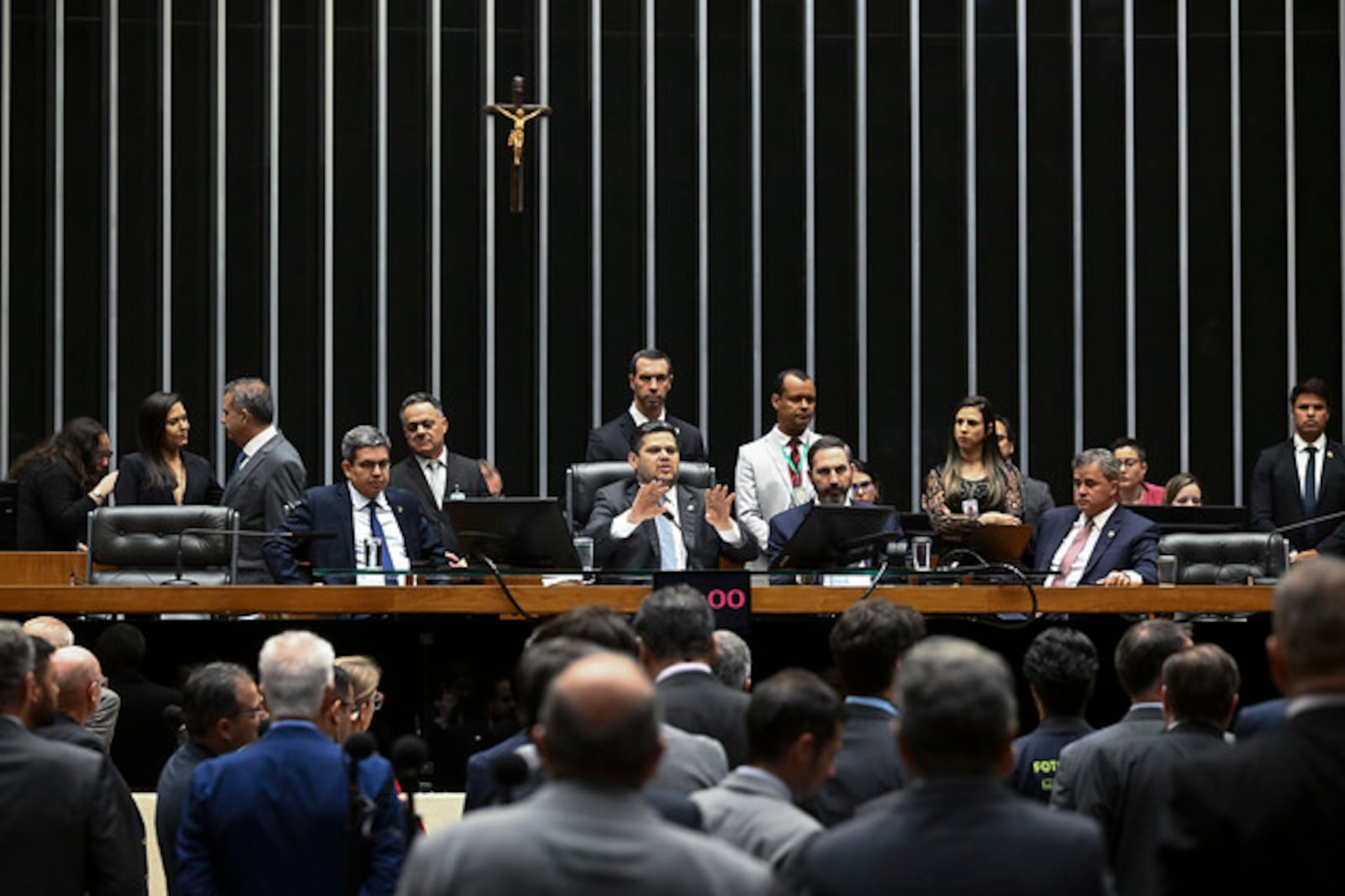 Congresso aprova Orçamento com corte em Previdência e Pé-de-Meia  e R$ 61 bilhões em  emendas parlamentares