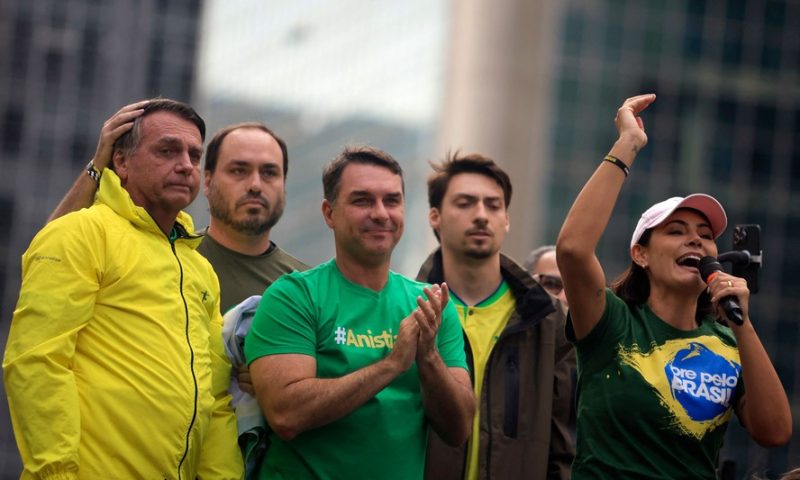 Defesa de Bolsonaro pede que ele seja internado no dia 24 e faça cirurgia no Natal