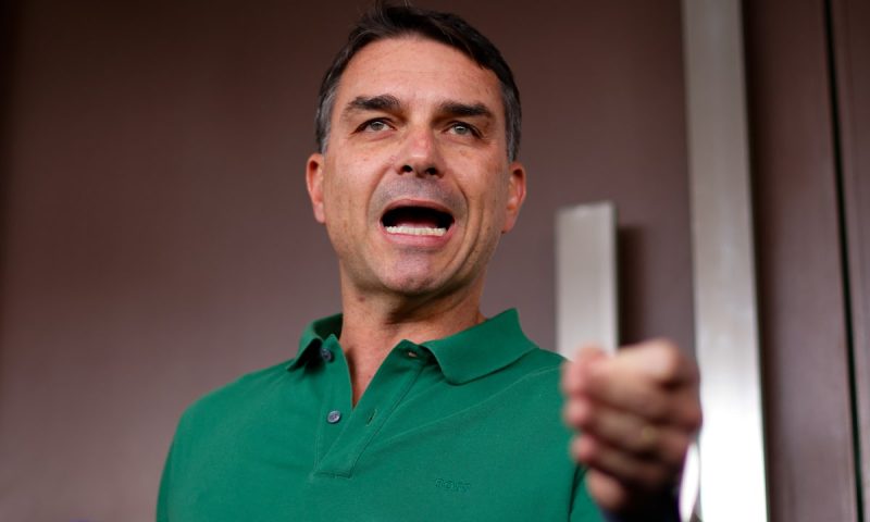 Derrotar Lula é o que vai salvar meu pai da prisão,diz Flávio Bolsonaro em entrevista