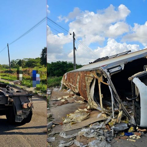 Grave Acidente: Caminhão com frango tomba na BR-101 em Ribeirão e mata três motoqueiros; carga foi saqueada por populares