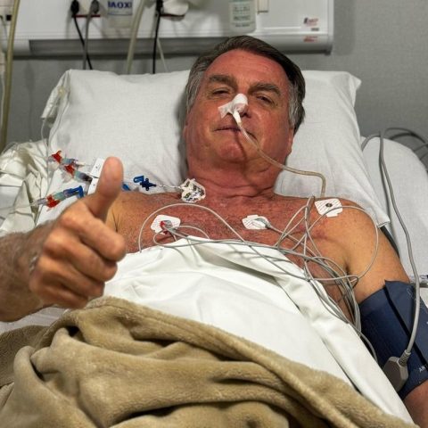 Bolsonaro deve passar hoje por novo procedimento para conter soluços e deve passar Ano-Novo no hospital