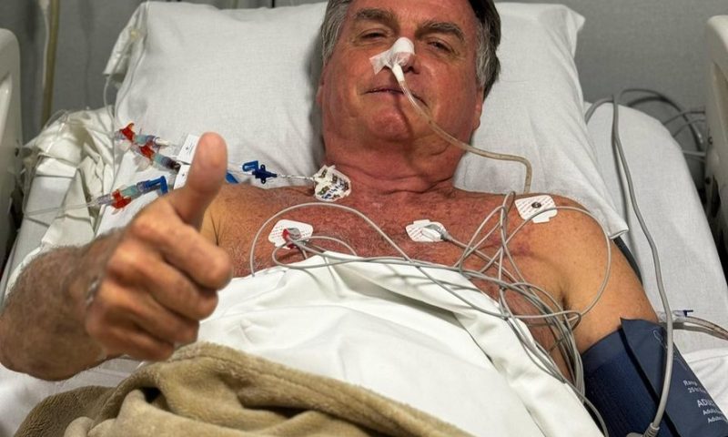 Bolsonaro deve passar hoje por novo procedimento para conter soluços e deve passar Ano-Novo no hospital