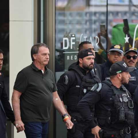 Bolsonaro deixa prisão pela 1ª vez para fazer cirurgia