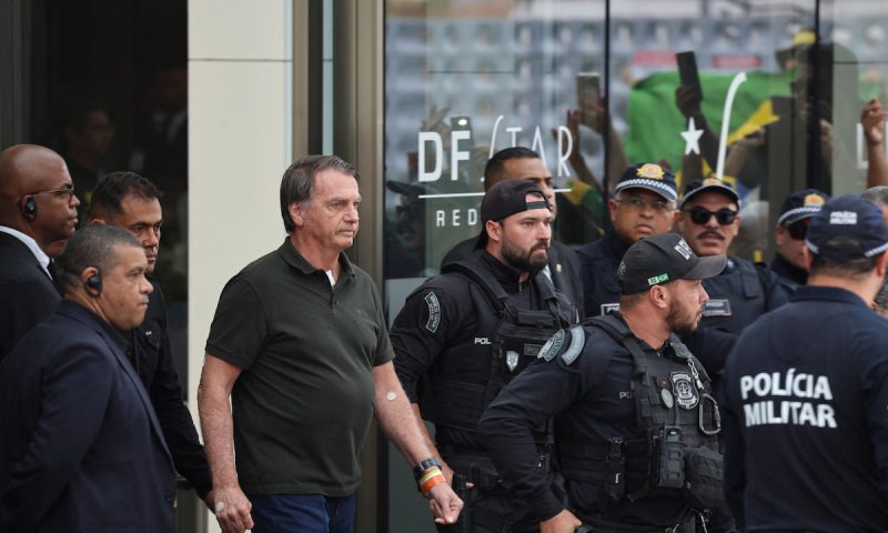 Bolsonaro deixa prisão pela 1ª vez para fazer cirurgia
