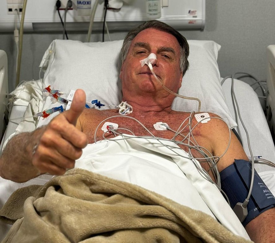 Bolsonaro deve passar hoje por novo procedimento para conter soluços e deve passar Ano-Novo no hospital
