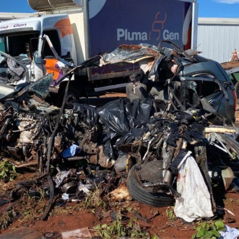 Volta da praia se transforma em tragédia: Seis pessoas da mesma família incluindo dois bebês morrem em grave acidente