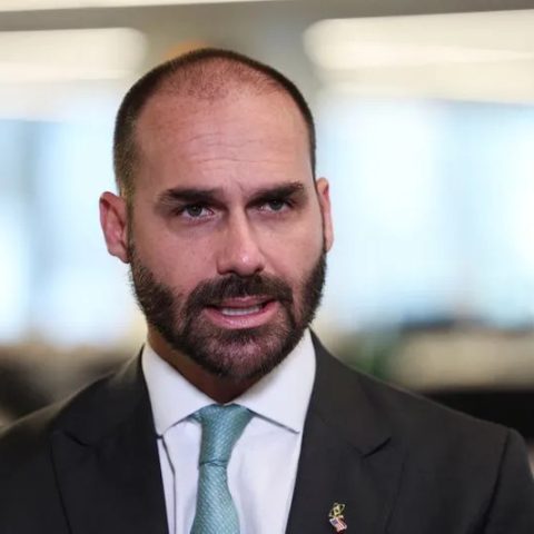 Passaporte diplomático de Eduardo Bolsonaro é anulado após perda de mandato