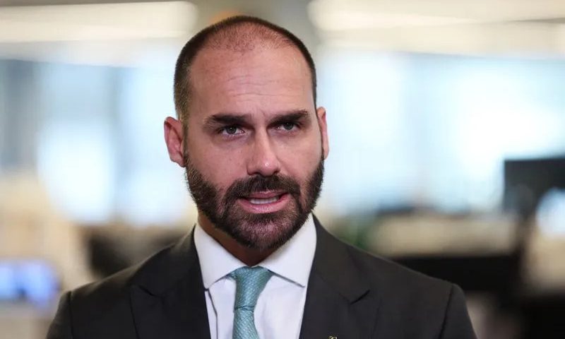 Passaporte diplomático de Eduardo Bolsonaro é anulado após perda de mandato
