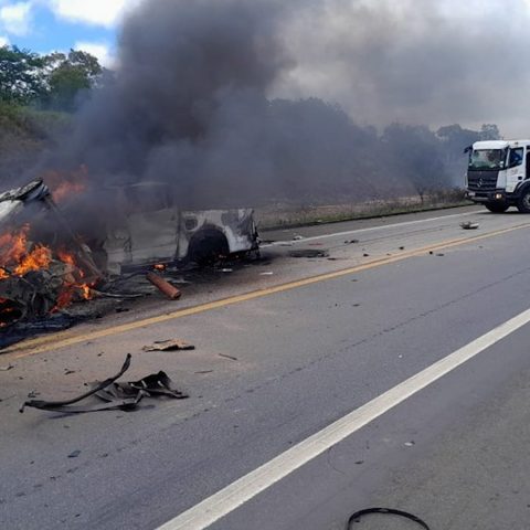 URGENTE Tragédia na BR-101: Dez pessoas morrem em batida entre dois carros