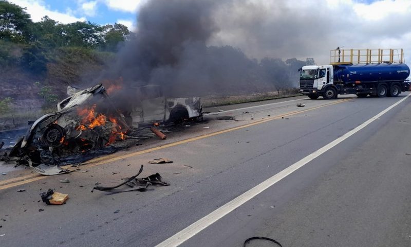 URGENTE Tragédia na BR-101: Dez pessoas morrem em batida entre dois carros