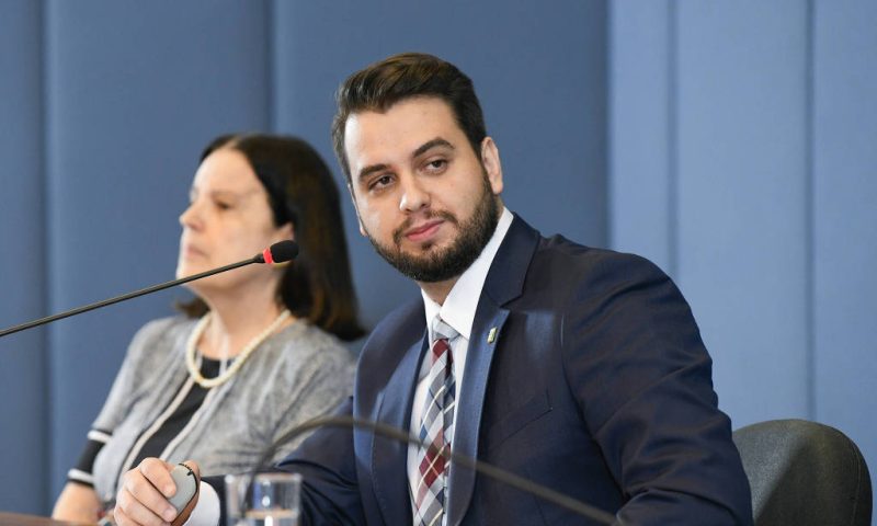 Ex-assessor de Bolsonaro, Filipe Martins,descumpre  medidas em prisão domiciliar  e é levado para presídio