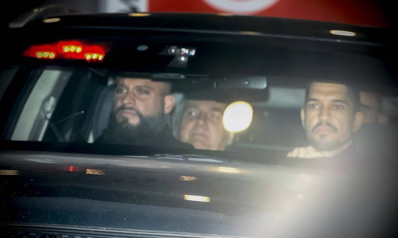 Bolsonaro recebe alta médica e retorna à prisão na Polícia Federal