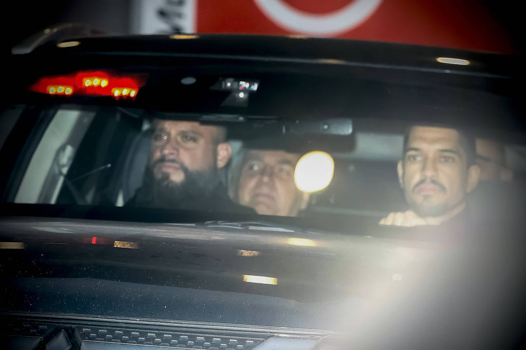 Bolsonaro recebe alta médica e retorna à prisão na Polícia Federal