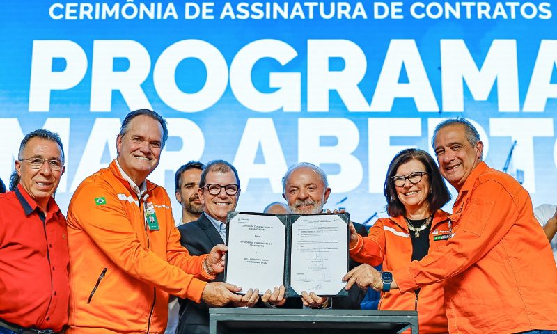 Petrobras assina contrato de R$ 2,8 bilhões para fabricar navios no RS e geração de mais de 9 mil empregos