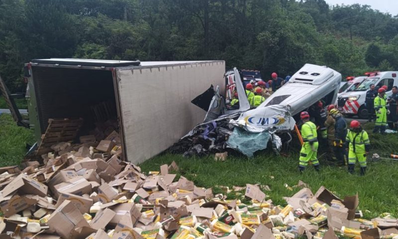 Carreta tomba sobre van e deixa ao menos seis pessoas mortas na BR-116