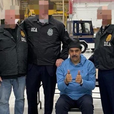 Governo Trump publica imagens de Maduro sendo levado à prisão nos EUA