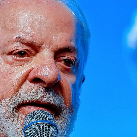 Lula passa por exames pré-operatórios para cirurgia de catarata que acontece nesta sexta