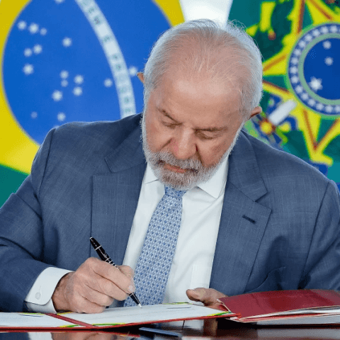 Lula sanciona lei que proíbe descontos associativos em benefícios do INSS