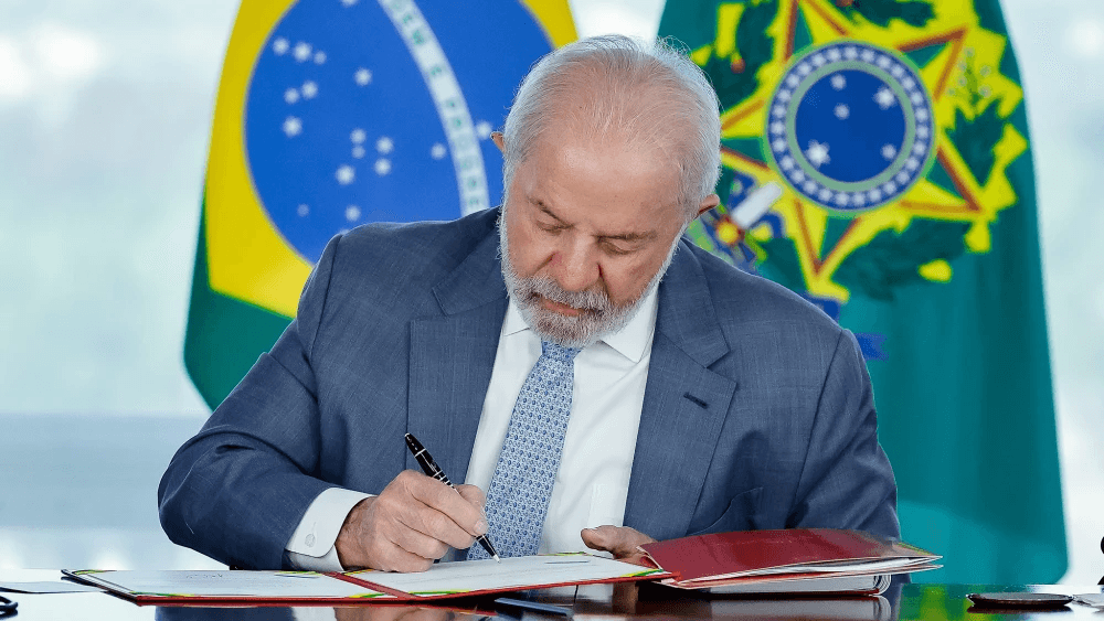 Lula sanciona lei que proíbe descontos associativos em benefícios do INSS