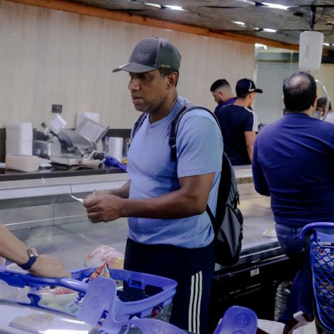Venezuelanos correm em supermercados para estocar alimentos