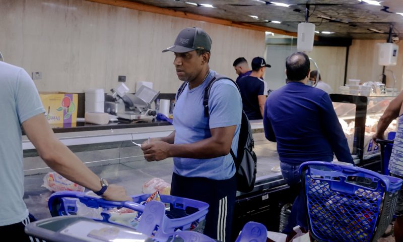 Venezuelanos correm em supermercados para estocar alimentos