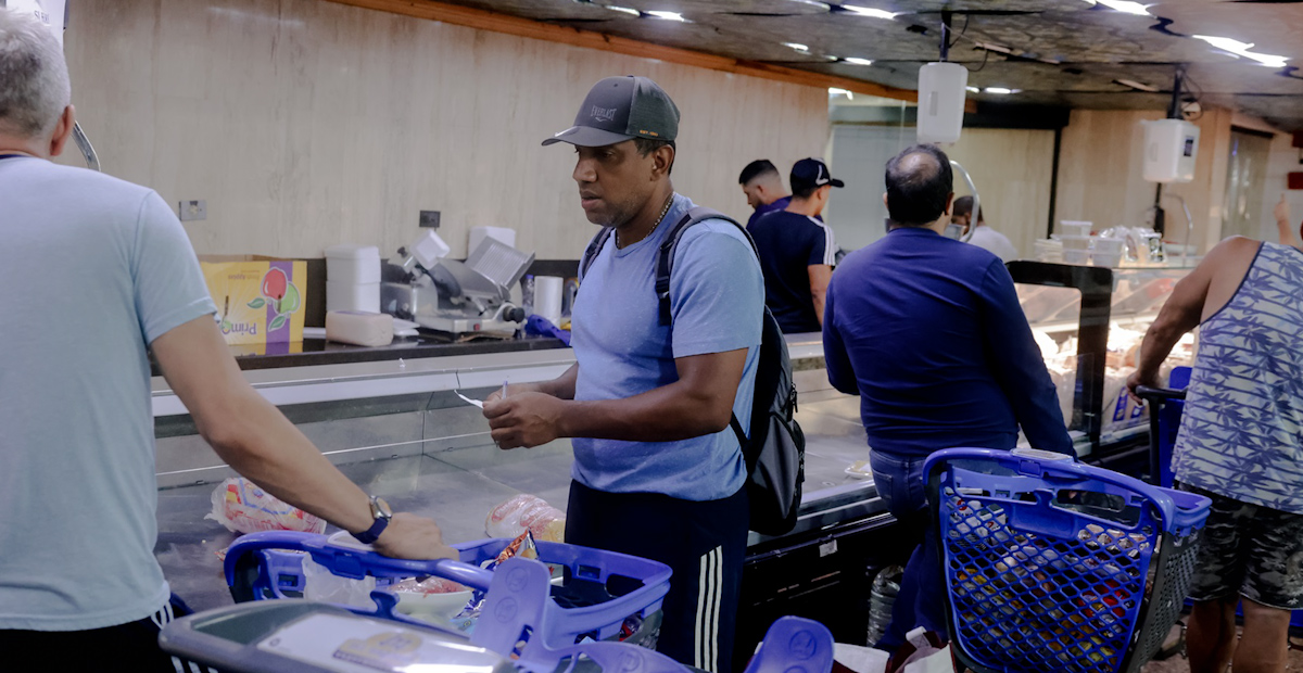 Venezuelanos correm em supermercados para estocar alimentos