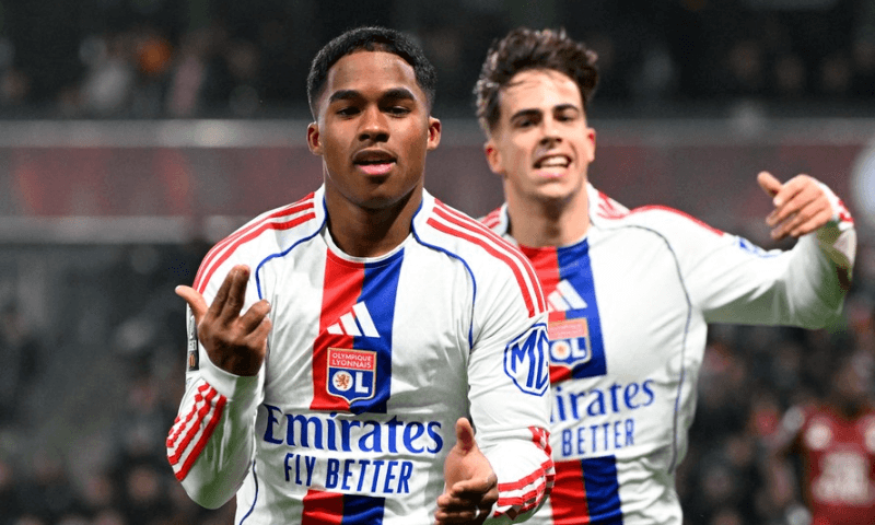 Atuação de Endrick com três gols na vitória do Lyon repercute na imprensa internacional: ‘Fenômeno brasileiro’