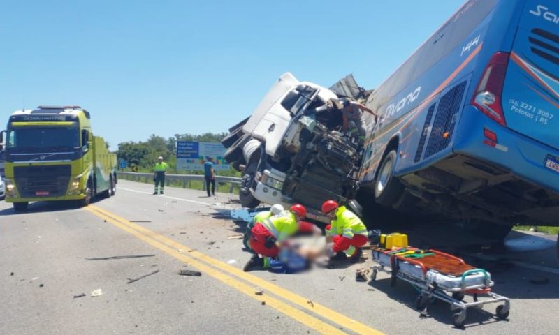 Vídeo mostra batida entre caminhão e ônibus que deixou 11 mortos na BR-116