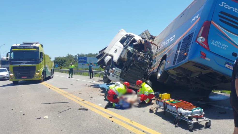 Vídeo mostra batida entre caminhão e ônibus que deixou 11 mortos na BR-116