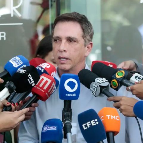 Médico de Bolsonaro diz que ex-presidente tem tontura, desequilíbrio e oscilação de memória e interação medicamentosa