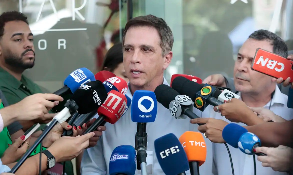 Médico de Bolsonaro diz que ex-presidente tem tontura, desequilíbrio e oscilação de memória e interação medicamentosa