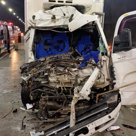 Grave acidente entre dois caminhões interdita túnel em Gravatá e deixa uma pessoa ferida