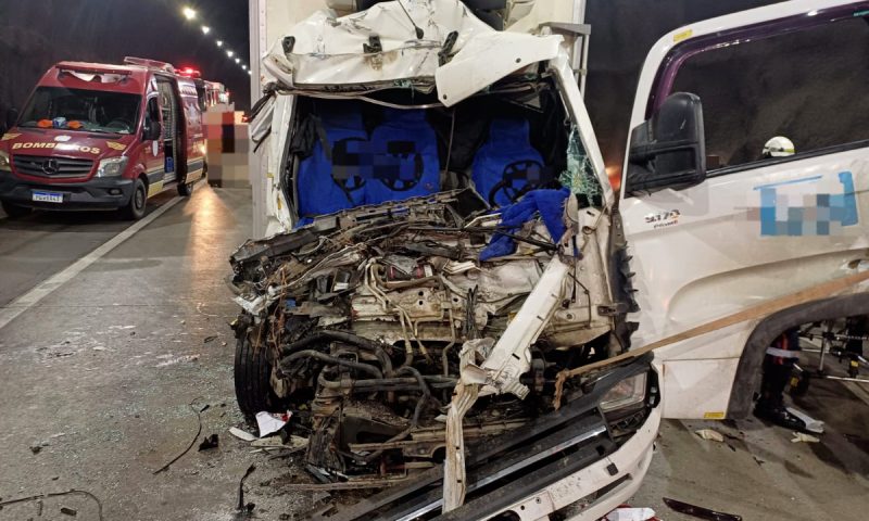 Grave acidente entre dois caminhões interdita túnel em Gravatá e deixa uma pessoa ferida