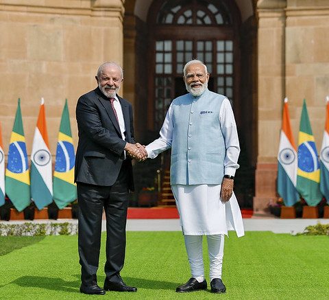 Brasil e Índia assinam acordo sobre minerais críticos e terras raras usadas em carros elétricos e eletrônicos.