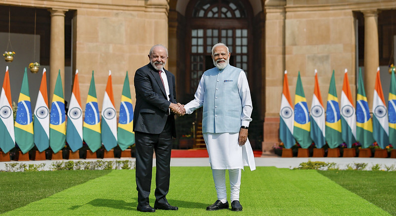 Brasil e Índia assinam acordo sobre minerais críticos e terras raras usadas em carros elétricos e eletrônicos.